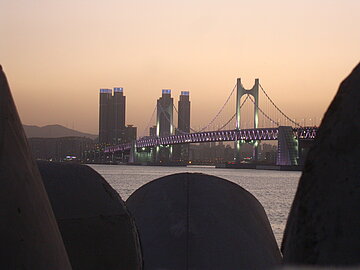Skyline Busan Blick über einen Fluss auf die Skyline von Busan