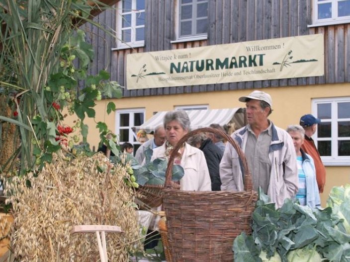 Marktszene mit Gemüsestand