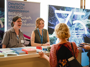 Tag der offenen Tür im Auswärtigen Amt 2026 Menschen am Info-Stand