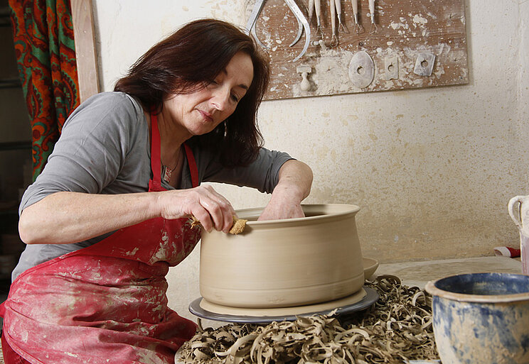 Nacharbeiten per Hand des Rohlings auf der T&ouml;pferscheibe