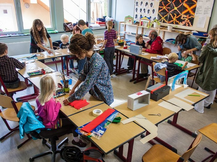 Kinder basteln in einem Klassenzimmer