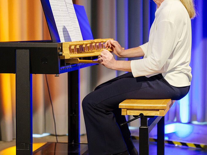 Urkundenverleihung_25_Glockenmusik Carillonspielerin an einem Übungscarillon spielt Glockenmusik