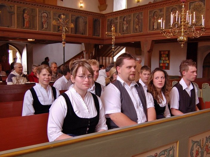 Trachtengruppe in einer Kirche