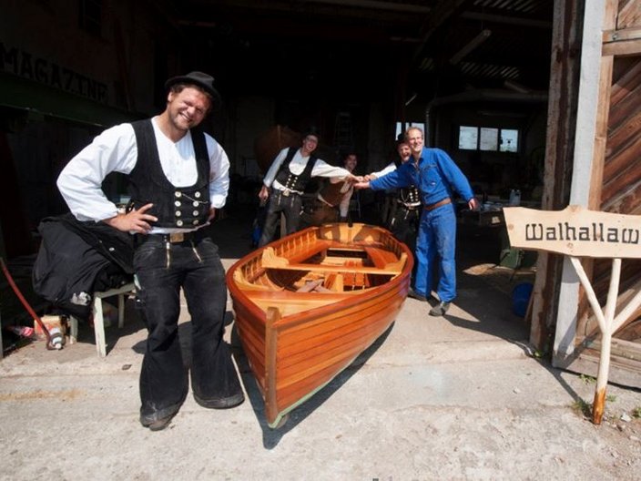 Zimmermänner in einer Werft vor einem Boot