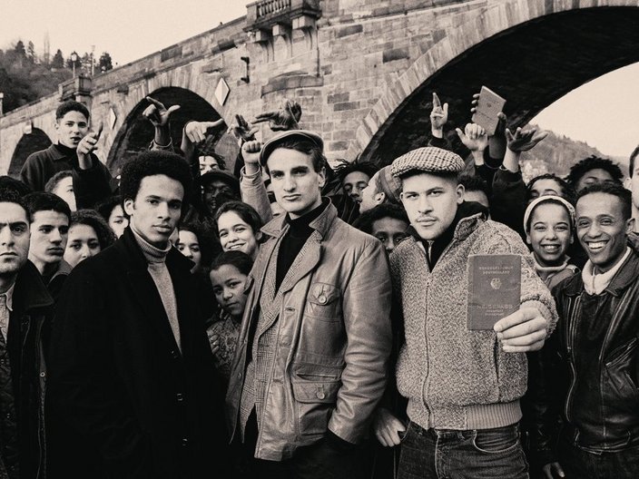 Gruppenbild einer Musikgruppe unter der Heidelberger Neckarbrücke