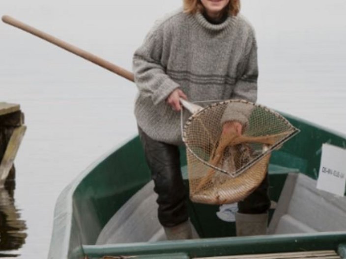 Fischerin mit Boot und Netz