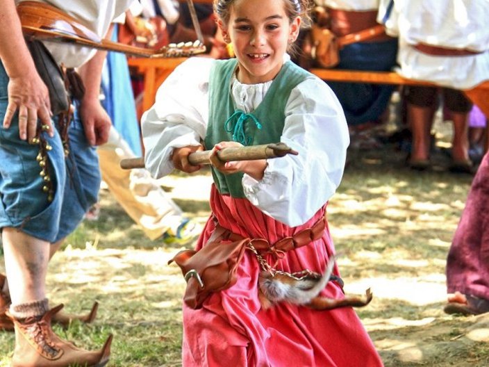 Kind in Tracht