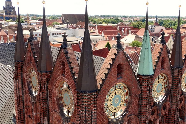 Stralsund Rathaus Blick hinter die Schmuckfassade des Stralsunder Rathauses