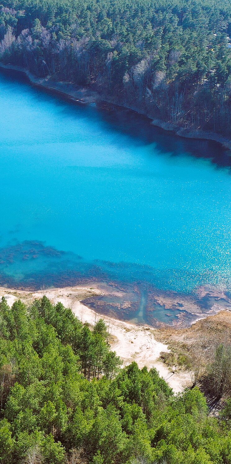 Luftbild des Felixsees mit Aussichtsturm