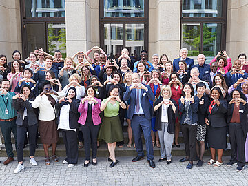 Gruppenfoto aller Teilnehmenden der ASPnet Conference in Berlin vor dem Auswärtigem Amt 2023.