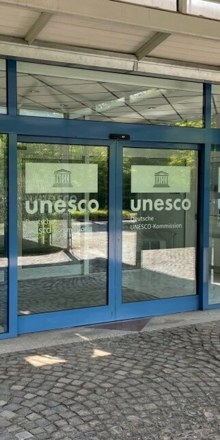 Eingang des Geb&auml;udes der DUK in Bonn