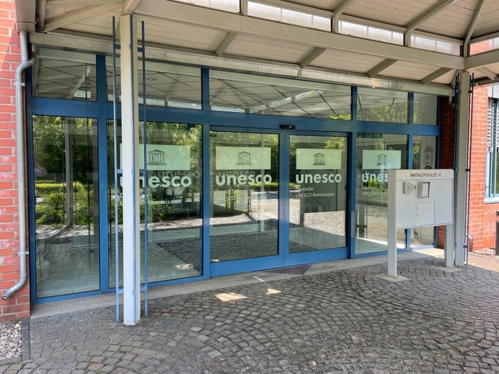Eingang des Gebäudes der DUK in Bonn