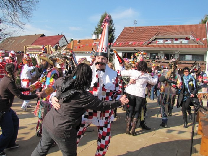 Paartanz in Narrenkostümen