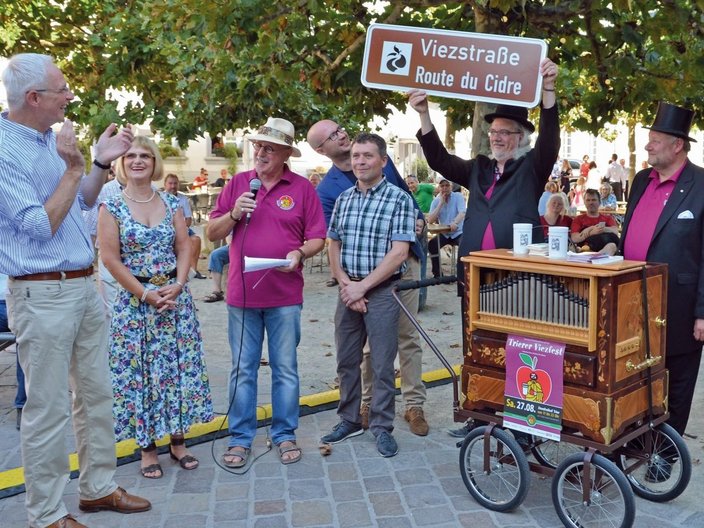 Gruppenfoto mit Straßenschild