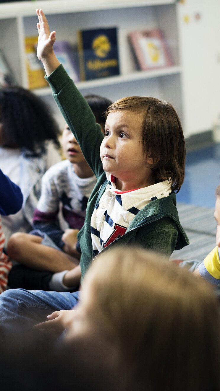 Schulkinder beim Lernen.