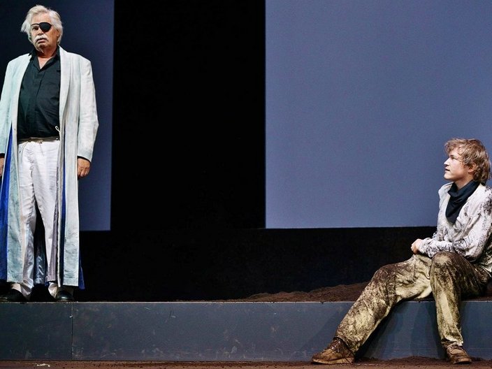 Zwei Schauspieler auf der Bühne