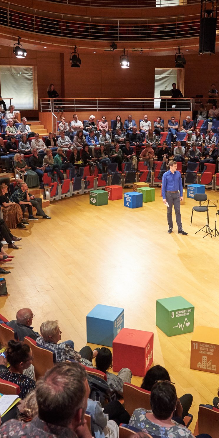 Das Bild zeigt den Eröffnungsabend der Fachtagung 2023 in Berlin in dem Konzertsaal der Barenboim-Said Akademie.