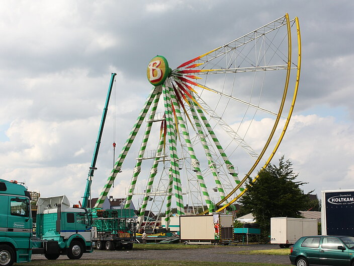 Aufbau gro&szlig;er Fahrgesch&auml;fte mithilfe von Kr&auml;nen und anderen schweren Maschinen