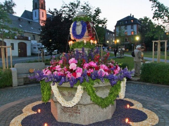 Geschmückter Brunnen