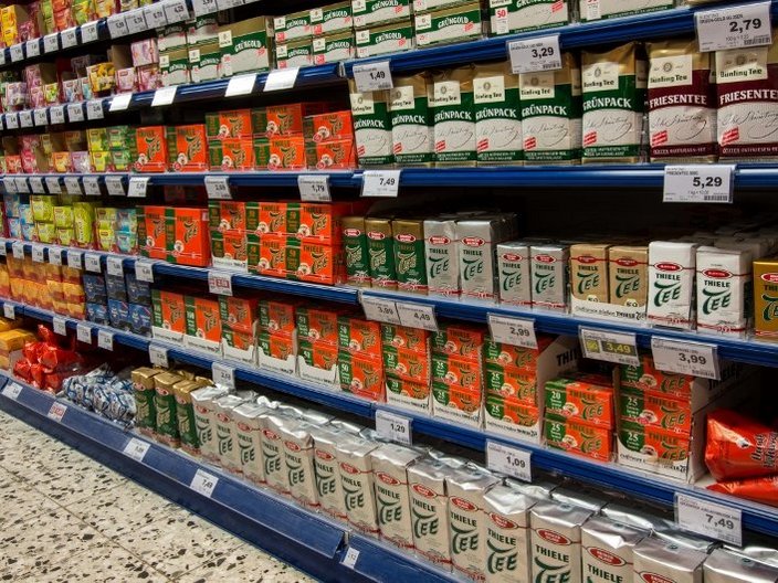 Supermarktregal mit Teesorten