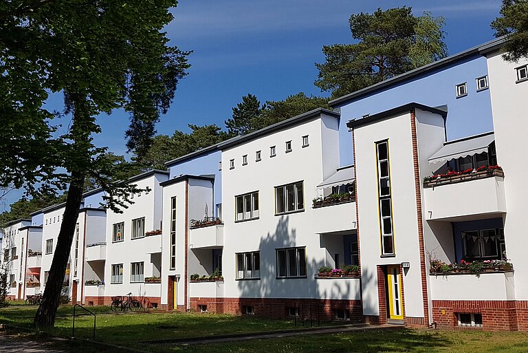 Berliner_Moderne_Siedlungen_Waldsiedlung_Zehlendorf_Detaman__CC_BY-SA_4.0__via_Wikimedia_Commons.jpg Waldsiedlung Zehlendorf Bruno Taut Häuser