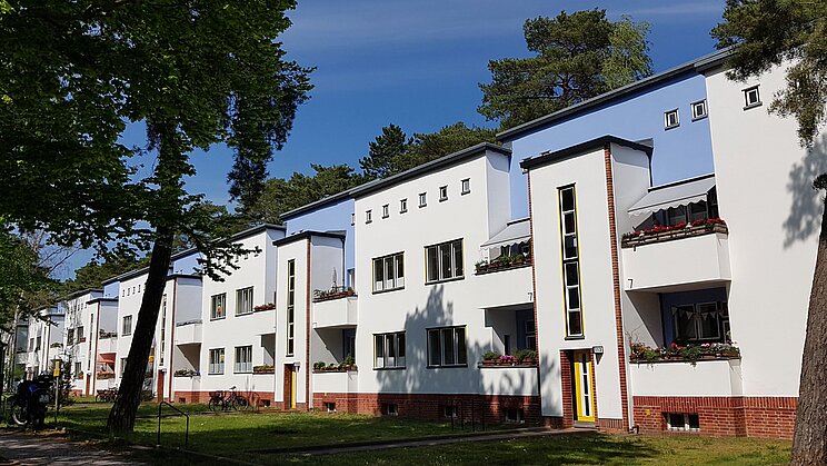 Berliner_Moderne_Siedlungen_Waldsiedlung_Zehlendorf_Detaman__CC_BY-SA_4.0__via_Wikimedia_Commons.jpg Waldsiedlung Zehlendorf Bruno Taut Häuser