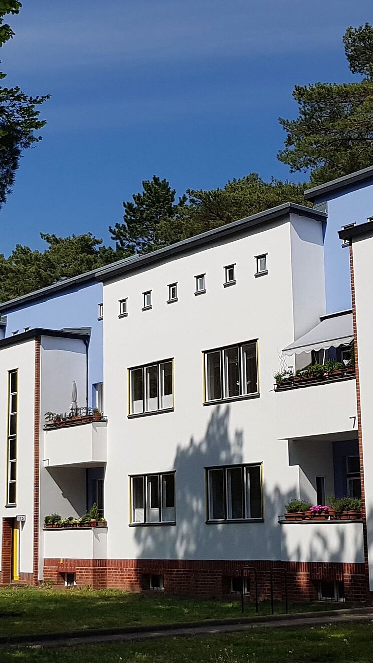 Berliner_Moderne_Siedlungen_Waldsiedlung_Zehlendorf_Detaman__CC_BY-SA_4.0__via_Wikimedia_Commons.jpg Waldsiedlung Zehlendorf Bruno Taut Häuser
