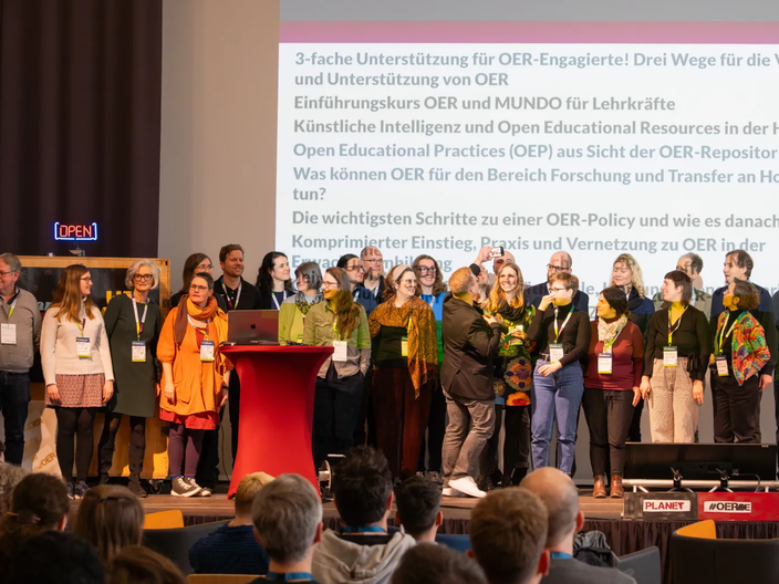Ein Gruppenbild der Teilnehmenden des OERcamps 2024
