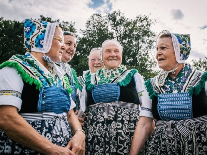 Gruppenbild von Frauen in Tracht