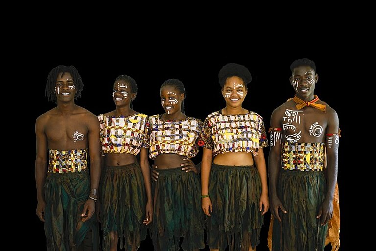 KinderKulturKarawane BNE Preis 2022 Auf diesem Foto sind Jugendliche einer internationalen Tanzgruppe zu sehen