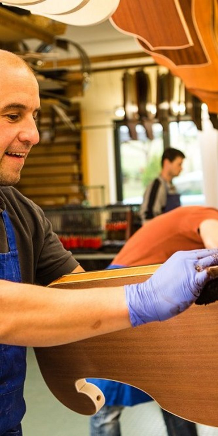 Musikinstrumentenbau in Markneukirchen Ein Mann stellt ein Instrument her