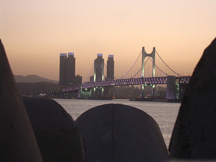 Skyline Busan Blick über einen Fluss auf die Skyline von Busan