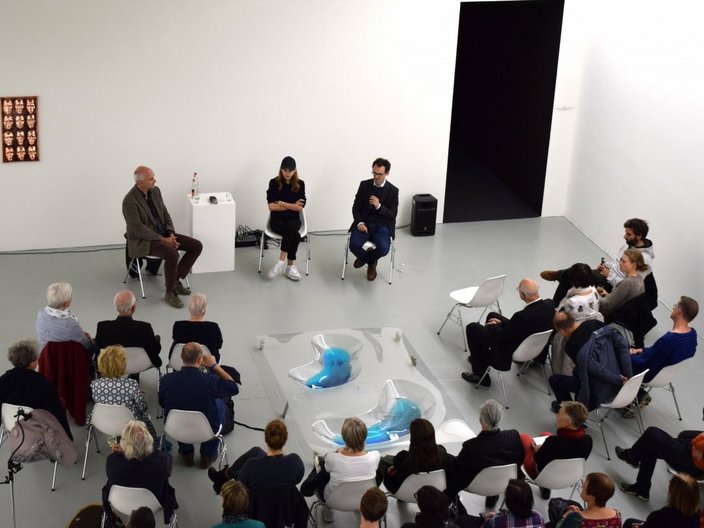 Podiumsdiskussion in einer Kunstausstellung