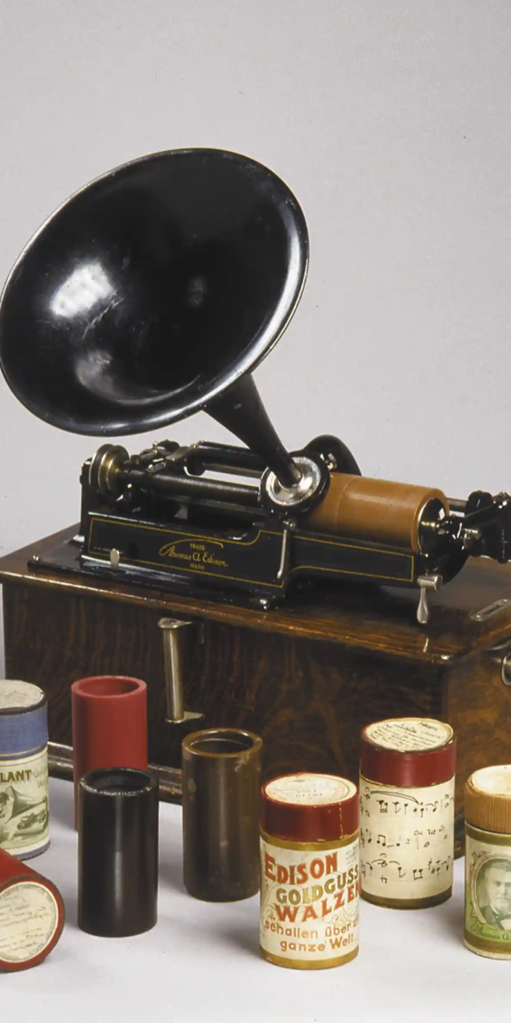 Älteste Tondokumente traditioneller Musik 1893-1952, CC-BY-NC-SA, Ethnologisches Museum, Staatliche Museen zu Berlin, Fotograf Martin Franken 1920x2388px Edison-Home-Phonograph (ca. 1905) mit einer Auswahl von Walzen aus dem Berliner Phonogramm-Archiv, Ident. Nr.: MV 686 e 16/3