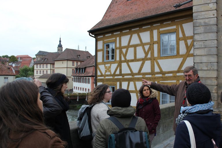 Führung durch die Altstadt von Bamberg Eine Gruppe von Besucherinnen und Besuchern wird durch die Altstadt von Bamberg geführt