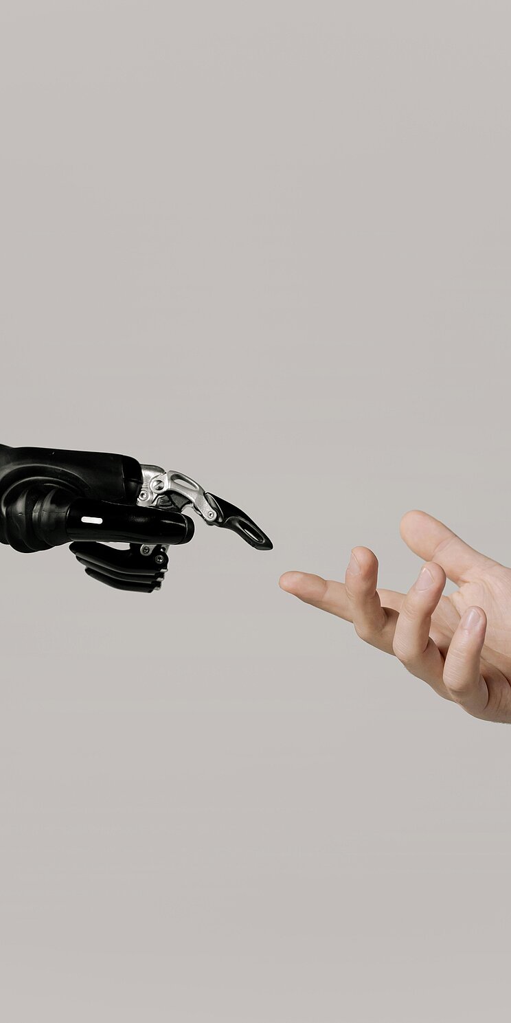 pexels-cottonbro Roboterhand und menschliche Hand kurz vor Berührung