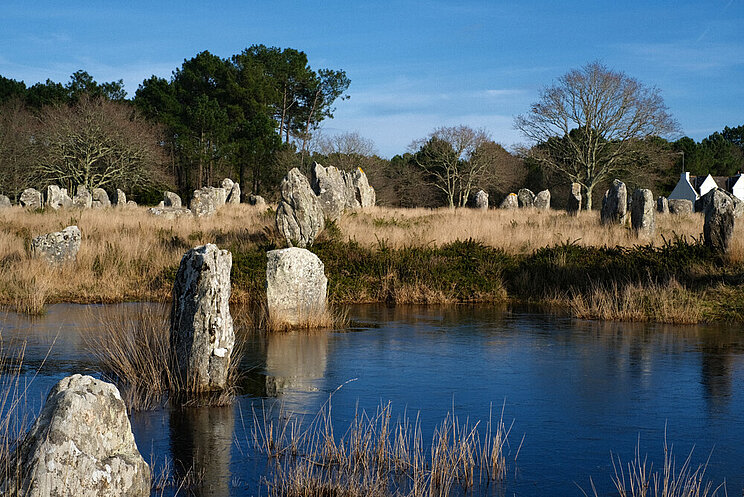 Megalithen von Carnac und der Morbihan-Küste (Frankreich) Reihe von Megalithen im Wasser und am Labd