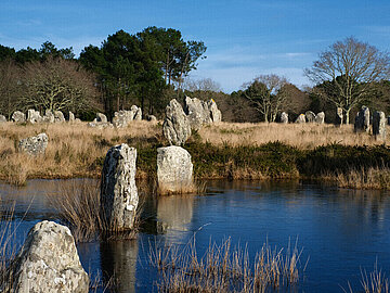 Megalithen von Carnac und der Morbihan-Küste (Frankreich) Reihe von Megalithen im Wasser und am Labd