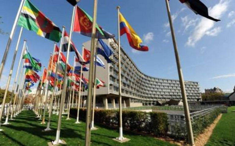 flags_headquater_c_UNESCO Flaggen vor einem Bürogebäude