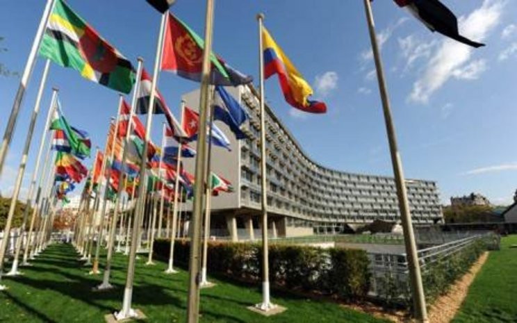 flags_headquater_c_UNESCO Flaggen vor einem Bürogebäude