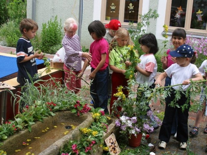 Kinder im Garten