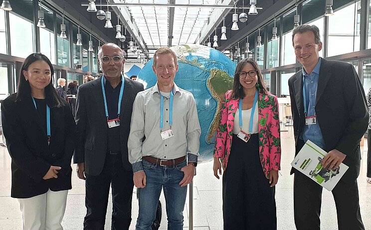Gruppenfoto Dissa Tovikkai, Prof. Cherian George, Laura Aguirre, Prof. Marc Ziegele, Andreas Salz beim 18. Deutsche Welle Global Media Forum am 7. Juli 2025 © Deutsche UNESCO-Kommission Gruppenfoto Dissa Tovikkai, Prof. Cherian George, Laura Aguirre, Prof. Marc Ziegele, Andreas Salz beim 18. Deutsche Welle Global Media Forum am 7. Juli 2025 © Deutsche UNESCO-Kommission