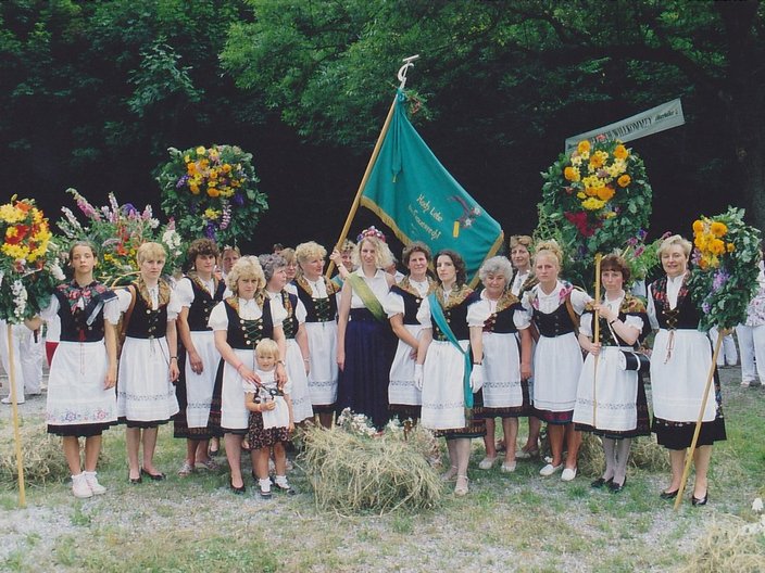 Gruppenfoto von Frauen in Tracht