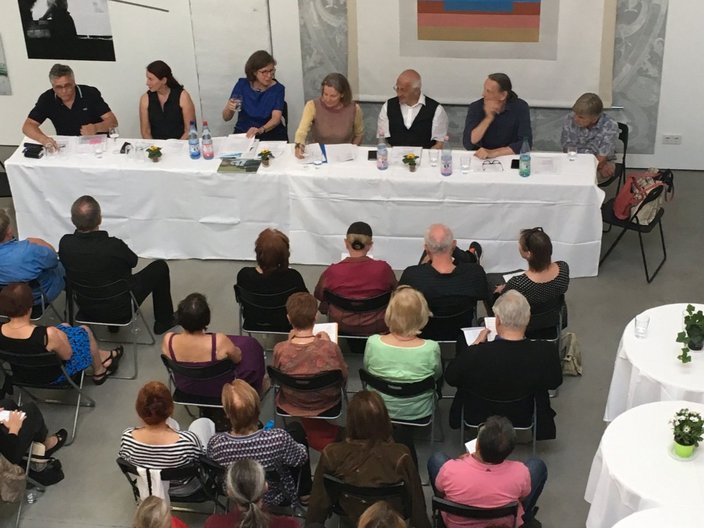 Podiumsdiskussion in einer Kunstausstellung