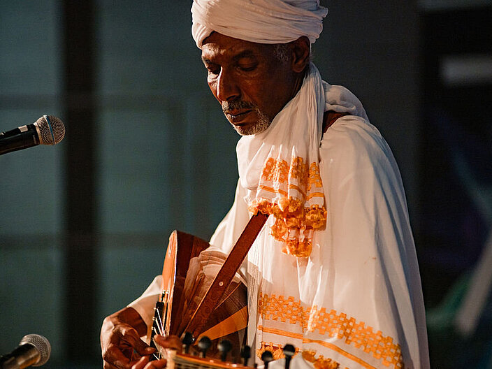 Hassan Elmalik spielt auf der Oud