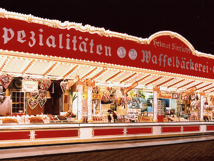 Foto von einer Schaustellerbude "Spezialit&auml;ten Conditorei"