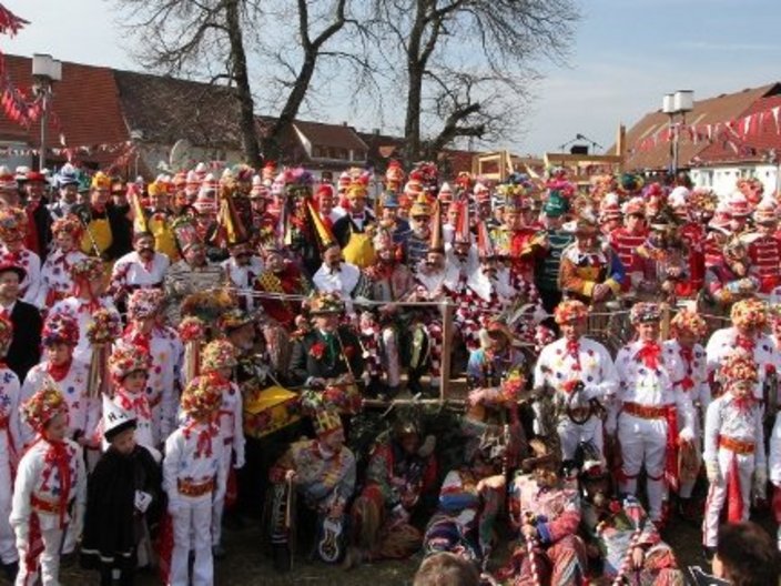 Menschengruppe in bunten historischen Kostümen