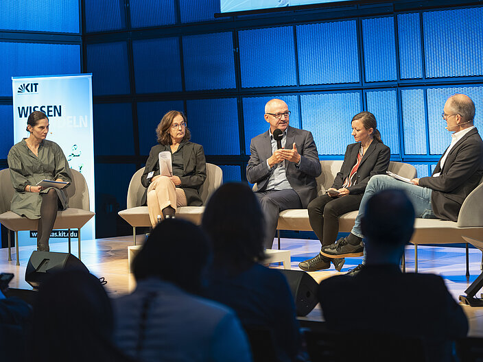 Paneltalk zu Ethik und Regulierung – Wie kann Konsens zu Ethik gelingen? Paneltalk mit fünf Personen in einem Saal mit Publikum