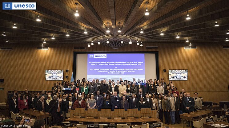 NatCom_Meeting_Paris2023 Numerous representatives of UNESCO National Commissions gather for a group photo in the UNESCO plenary hall.