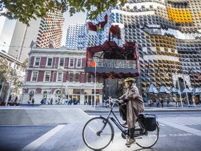 Melbourne Eine Frau fährt mit dem Fahrrad durch die Creative City Melbourne